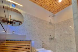 Luxury Rustic Cottage Washroom