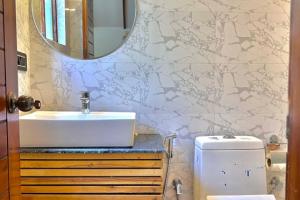 Luxury Rustic Cottage Washroom