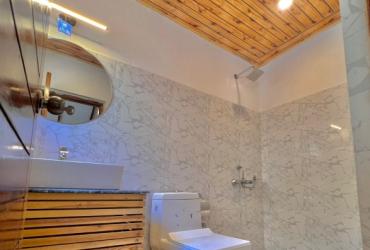 Luxury Rustic Cottage Washroom