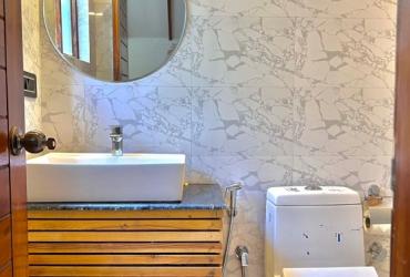 Luxury Rustic Cottage Washroom